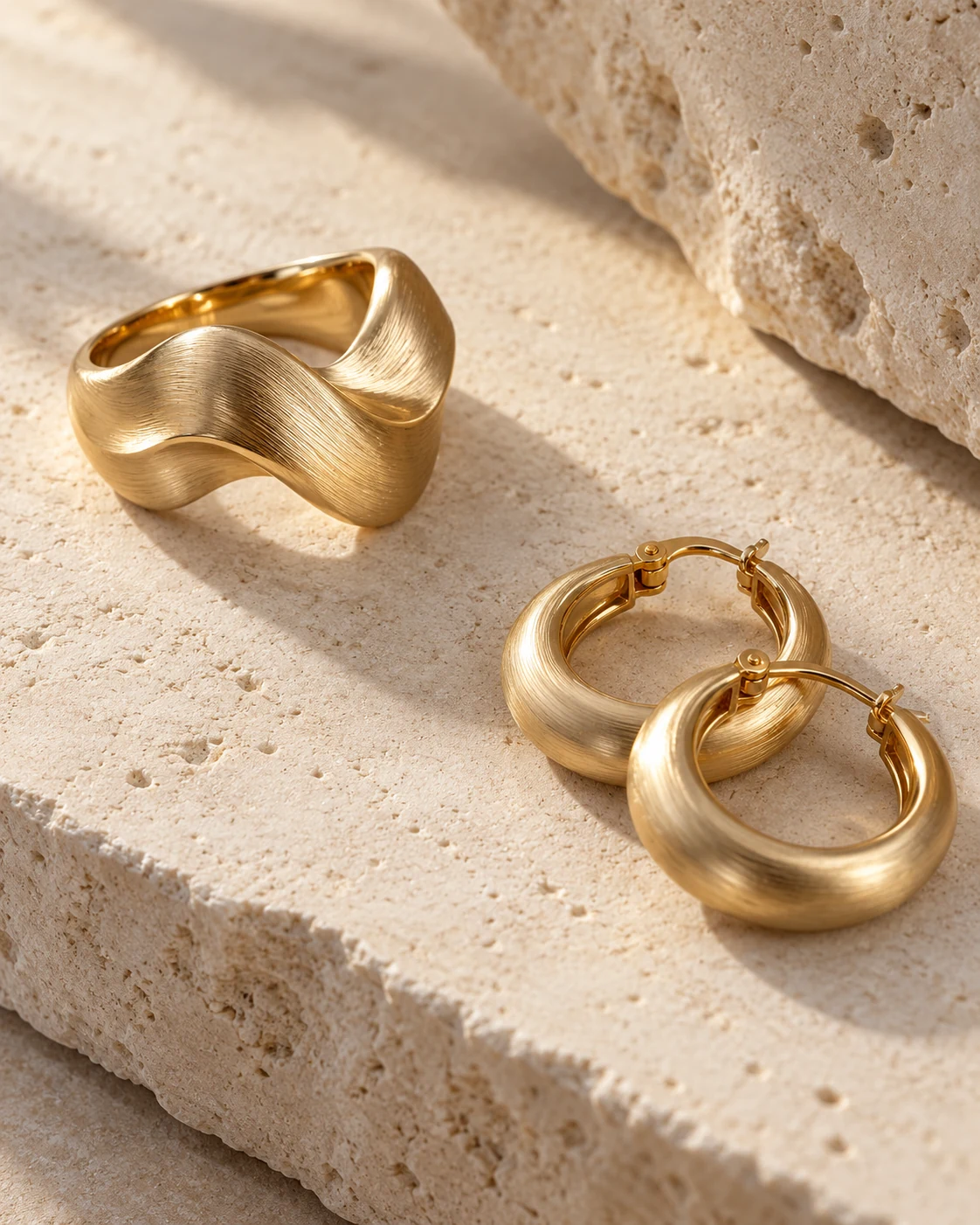 Anillo y aros dorados en una propuesta de catálogo de joyería